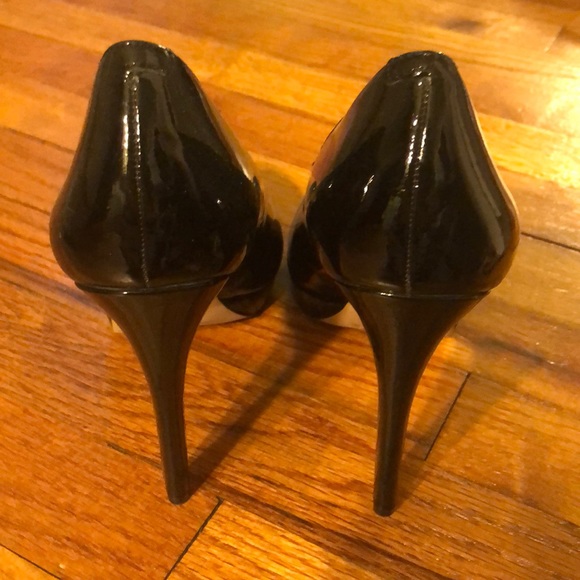 ♠️PATENT LEATHER VINCE CAMUTO PUMPS♠️ - Picture 2 of 8